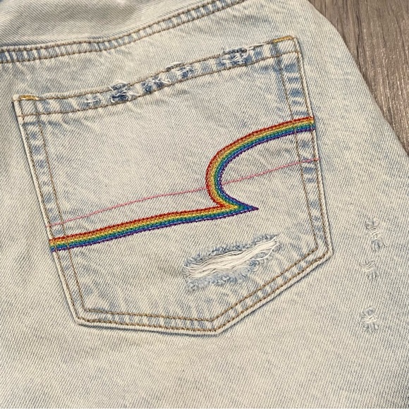 American Eagle Mom Jean Shorts Women's 2 Light Wash Hi Rise Rainbow Embroidery - Picture 6 of 15